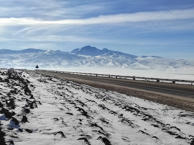 თოვლიანი მთები და ველოსიპედით დაშვება