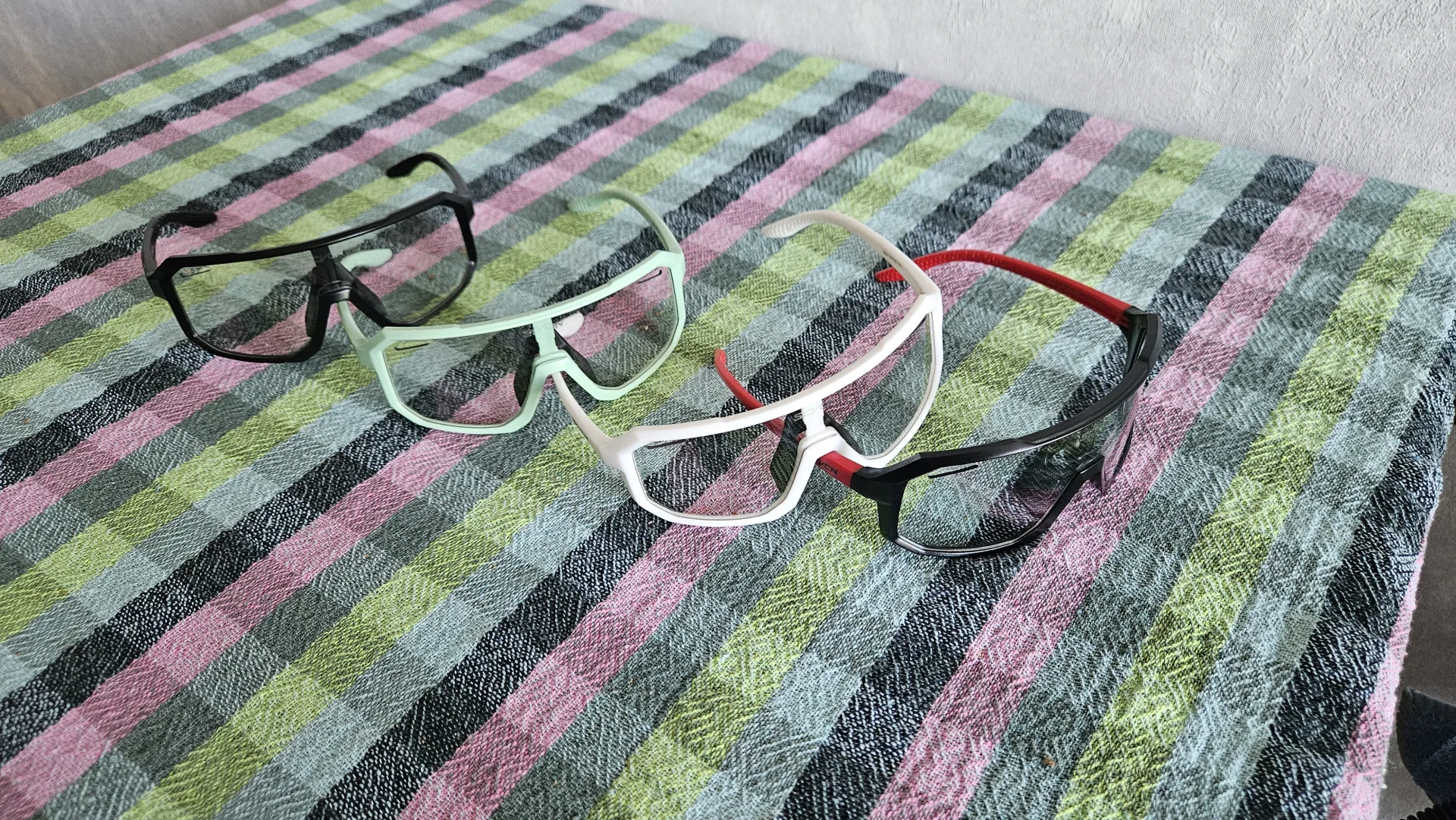 იყიდება ფოტოქრომული სათვალე